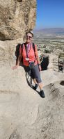 Reisebegleitung Ria auf der Festung Uchisar &ndash; &copy; Ria Heilmann (Eberhardt TRAVEL)