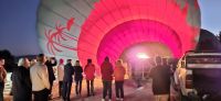 Aufblasen unseresd Ballons &ndash; &copy; Ria Heilmann (Eberhardt TRAVEL)