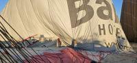 Einfalten der riesigen Ballonhülle &ndash; &copy; Ria Heilmann (Eberhardt TRAVEL)