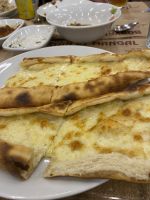 Pide mit Käse &ndash; &copy; Bettina Langendörfer (Eberhardt TRAVEL)
