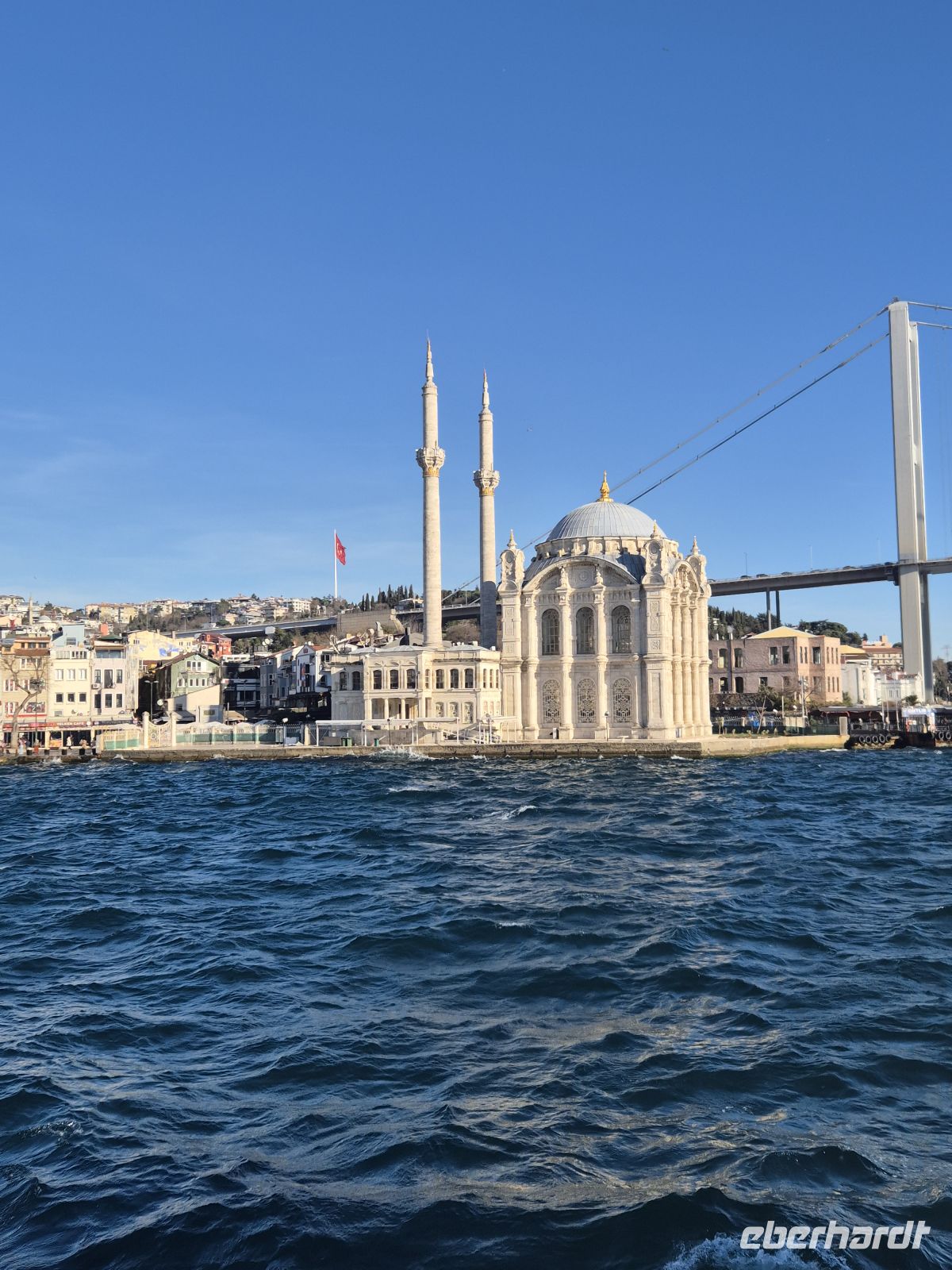 Bootsfahrt auf dem Bosporus zwischen Europa und Asien - Istanbul Türkei &ndash; &copy; Marie Dittrich (Eberhardt TRAVEL)