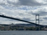 die Hängebrücke verbindet die Kontinente