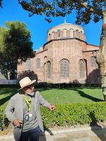 Vor der Hagia Irene: Ali erzählt vom Topkapi-Palast &ndash; &copy; Monika Cortese (Eberhardt TRAVEL)