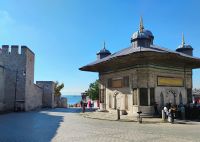 Brunnen vor dem Eingang zum Topkapi-Palast  &ndash; &copy; Monika Cortese (Eberhardt TRAVEL)