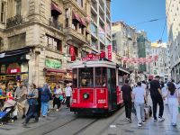 Älteste Straßenbahn auf der belebten İstiklal-Straße &ndash; &copy; Monika Cortese (Eberhardt TRAVEL)