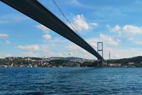 Unter der Bosporus-Brücke hindurch  &ndash; &copy; Monika Cortese (Eberhardt TRAVEL)