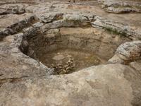 13.10.10 Göbekli-Tepe, ausgegrabener Brunnen &ndash; &copy; Jutta Petzold-Herrmann (Eberhardt TRAVEL)