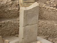 13.10.10 Göbekli-Tepe, Kultstein mit Fuchsrelief &ndash; &copy; Jutta Petzold-Herrmann (Eberhardt TRAVEL)