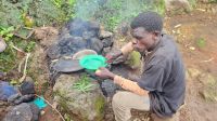 Batwa - Pygmäen Essenzubereitung &ndash; &copy; Petra Hady (Eberhardt TRAVEL)