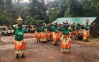 Gorilla-Trekking Begrüßungstanz &ndash; &copy; Petra Hady (Eberhardt TRAVEL)