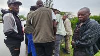 Afrikanischer ADAC - alle helfen !!! &ndash; &copy; Petra Hady (Eberhardt TRAVEL)