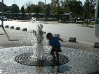 spielende Kinder im Springbrunnen