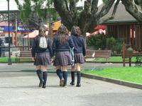 Mädchen in Schuluniform