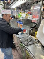 Hot Dog Essen  &ndash; &copy; Madlena Voigt (Eberhardt TRAVEL)