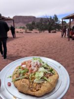 Monument Valley Mittagessen Navajo Taco &ndash; &copy; Madlena Voigt (Eberhardt TRAVEL)