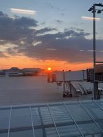 Es geht los - Sonnenaufgang am Flughafen Dresden &ndash; &copy; Vicky Kern (Eberhardt TRAVEL)