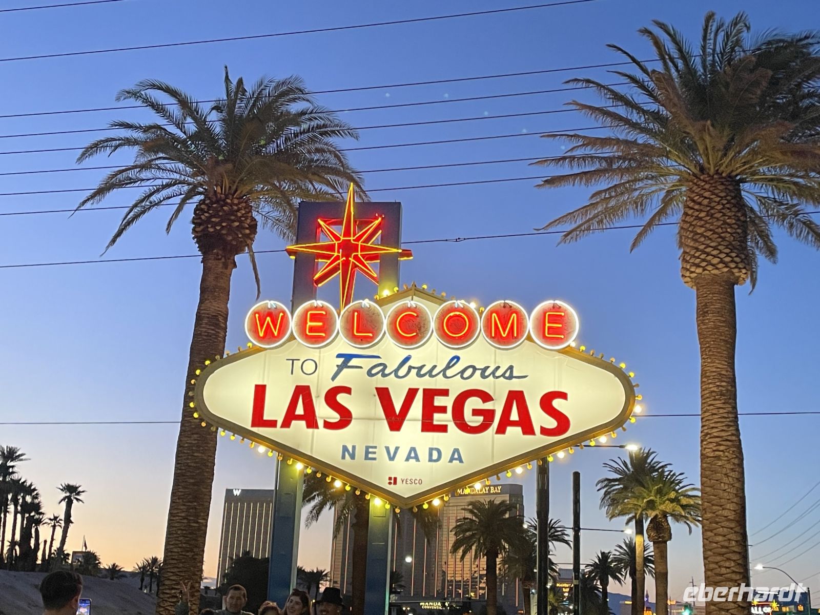 Las Vegas Nighttour - Fotostopp am Vegas Sign &ndash; &copy; Jacob Spangenberg (Eberhardt TRAVEL)