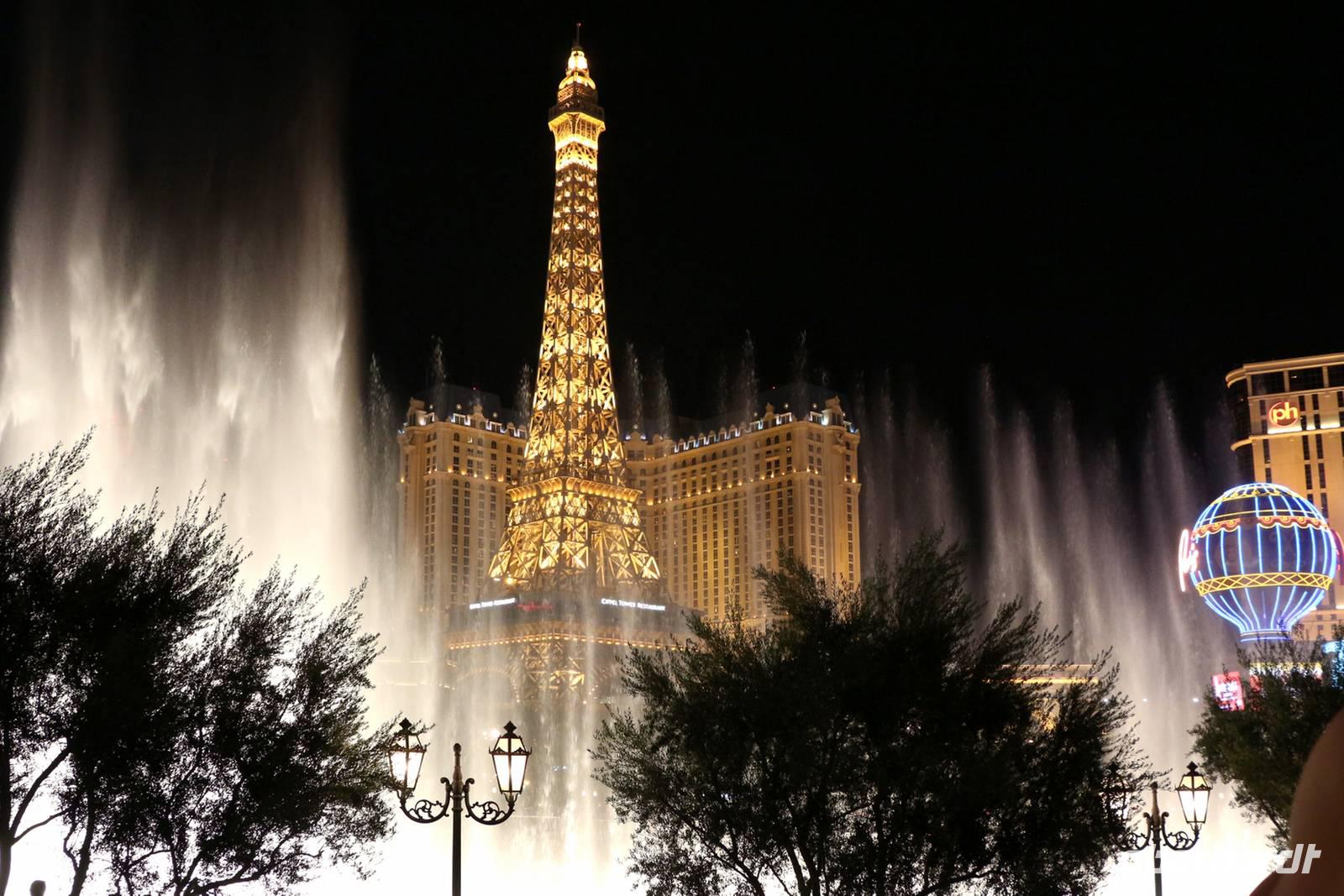 Las Vegas Nachttour - Wasserspiele-Show am Hotel Bellagio &ndash; &copy; Kristin Weigel (Eberhardt TRAVEL)