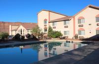 Hotel Aarchway Inn in Moab - Pool &ndash; &copy; Kristin Weigel (Eberhardt TRAVEL)