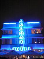Ocean Drive bei Nacht &ndash; &copy; Daniela Paulan (Eberhardt TRAVEL)