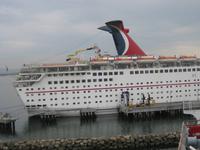 Los Angeles - modernes Passagierschiff gleich neben der 