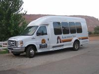 Aarchway Inn Shuttlebus &ndash; &copy; Annette Zocher (Eberhardt TRAVEL)
