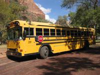 Schulbus an der Zion Lodge im Nationalpark &ndash; &copy; Annette Zocher (Eberhardt TRAVEL)