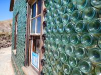 Haus aus Flaschen &ndash; &copy; Laura Schwanitz (Eberhardt TRAVEL)
