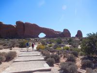 Spaziergang im Arches Nationalpark &ndash; &copy; Laura Schwanitz (Eberhardt TRAVEL)