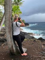Traumhafte palmengesäumte Lava-Küste auf Big Island - und ich :-) &ndash; &copy; Anne Schröder (Eberhardt TRAVEL)