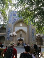 Beginn der Stadtführung in Buchara: Nodir-Devon-Begi-Medrese &ndash; &copy; Andrej Kulikov (Eberhardt TRAVEL)