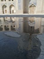 Abdulla-Khan-Medrese als Spiegelbild, Buchara &ndash; &copy; Andrej Kulikov (Eberhardt TRAVEL)
