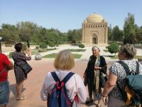 Barno erzählt uns über das Mausoleum der Samaniden, Buchara &ndash; &copy; Andrej Kulikov (Eberhardt TRAVEL)