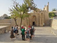 kurze Erläuterungen von Barno an der Magoki-Attari-Moschee (momentan Teppischmuseum), Buchara &ndash; &copy; Andrej Kulikov (Eberhardt TRAVEL)