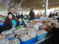 im Angebot: Hartkäse Kurt, Chorsu-Basar in Taschkent &ndash; &copy; Andrej Kulikov (Eberhardt TRAVEL)