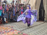 Samarkand - Modenschau, violettes Gewand &ndash; &copy; Anna Jeske (Eberhardt TRAVEL)