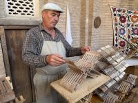 Kunsthandwerker zeigt Koranstände, gefertigt aus einem Holzstück &ndash; &copy; Falk Rätzer (Eberhardt TRAVEL)