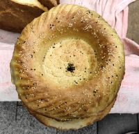 Usbekisches Brot ist ganz besonders knusprig und jeder Bäcker hat einen eigenen Stempel &ndash; &copy; Simone Willner (Eberhardt TRAVEL)