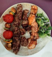 Abendessen im Sim Sim Restaurant in Taschkent, Grillspieße und Köfte &ndash; &copy; Simone Willner (Eberhardt TRAVEL)