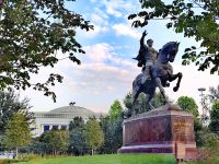 Denkmal Amir Temurs und Kongreßhalle im Hintergrund &ndash; &copy; Simone Willner (Eberhardt TRAVEL)