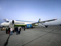 Mit dieser kleinen Maschine fliegen wir nach Urgentsch &ndash; &copy; Simone Willner (Eberhardt TRAVEL)
