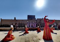 Für eine weißrussische Delegation hat man ein Folkstanzensemble bestellt, Chiva &ndash; &copy; Simone Willner (Eberhardt TRAVEL)