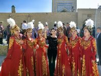 Folkstänzerinnen in Chiva &ndash; &copy; Simone Willner (Eberhardt TRAVEL)