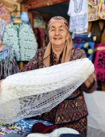 Wir sollen luftig gestrickte Tücher kaufen, Chiva &ndash; &copy; Simone Willner (Eberhardt TRAVEL)