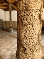 Kunstvoll geschnitzte Säule in der Djuma Moschee in Chiva &ndash; &copy; Simone Willner (Eberhardt TRAVEL)