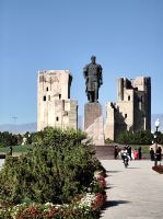 Amir Timur Denkmal mit dem Ak Saray Palast im Hintergrund &ndash; &copy; Simone Willner (Eberhardt TRAVEL)