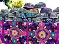 Reich bestickte Souvenirs in Shahrisabz &ndash; &copy; Simone Willner (Eberhardt TRAVEL)