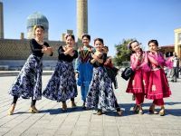 Die Nachwuchstänzerinnen beim Üben in Samarkand