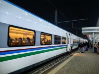 Mit dem Afrosiab Express fahren wir von Samarkand nach Taschkent