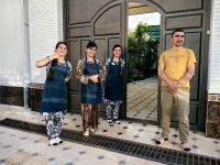 Diese nette Familie bewirtet uns im Samarkand mit Plov